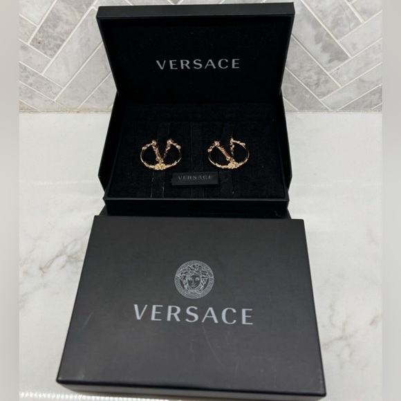 Versace Virtus Collection Gold Hoop Earrings! Medusa V Logo NEW IN BOX! - Picture 4 of 8
